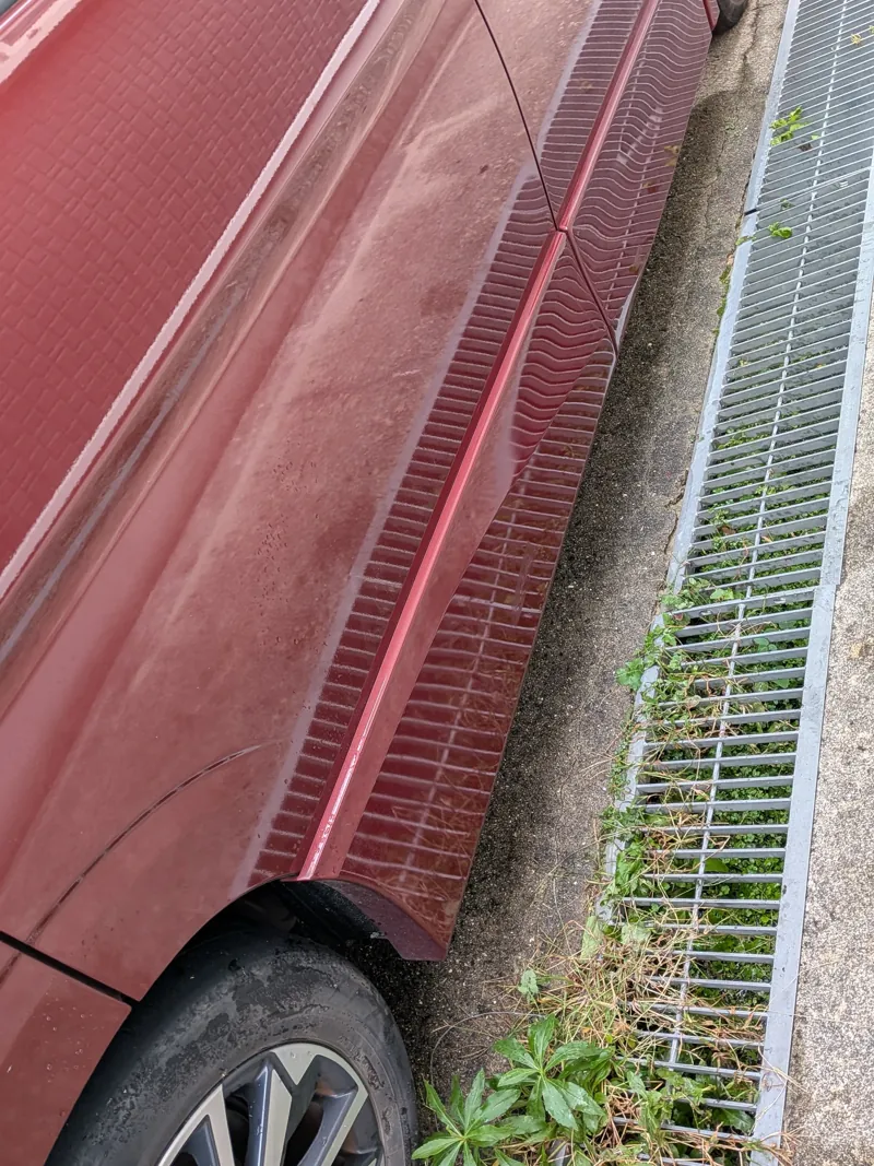 補修が終わった右側後方を、少し離れて撮った写真
